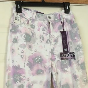 host pick 🎉🎉🎉🎉🎉🎉Pink and grey floral pants Gloria Vanderbilt